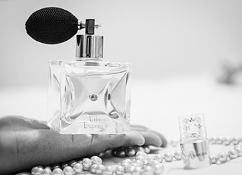 Fabricação de perfumes finos com receitas e fórmulas clássicas do século passado