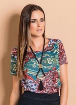 Blusa T-shirt em helanca. Modelo com decote redondo e costas mullet